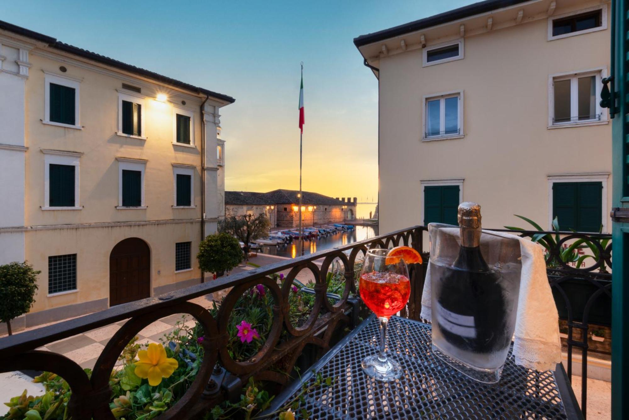 The Mansion Of Countess Rizzardi On Garda Lake Lazise Exteriör bild